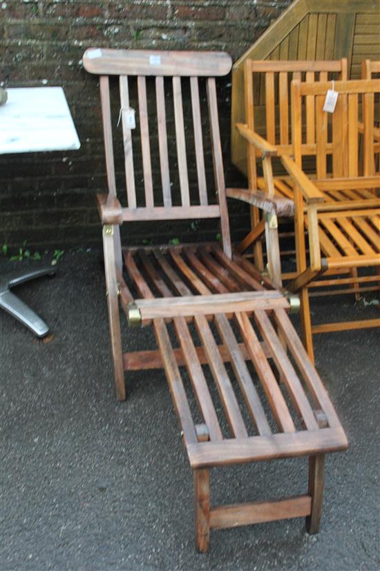 Teak wood steamer chair(-)